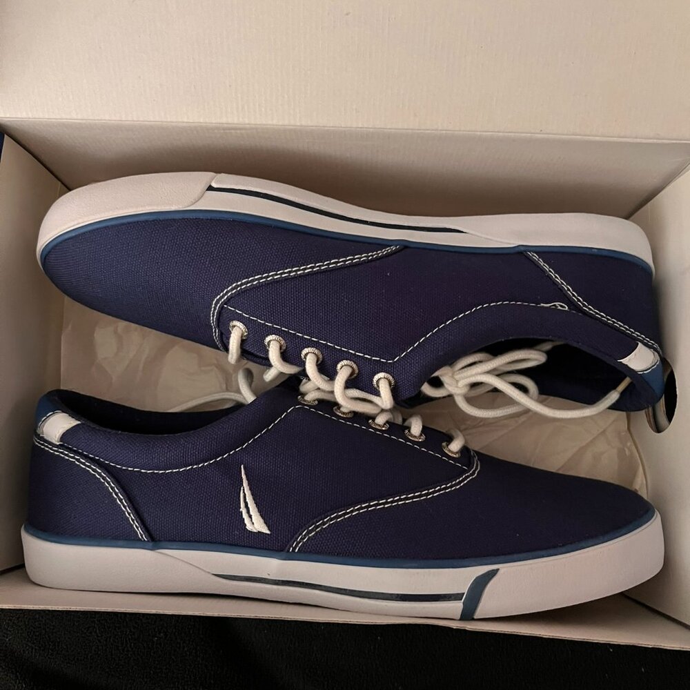NWOT Nautica Boat Shoes, Mens Size 9